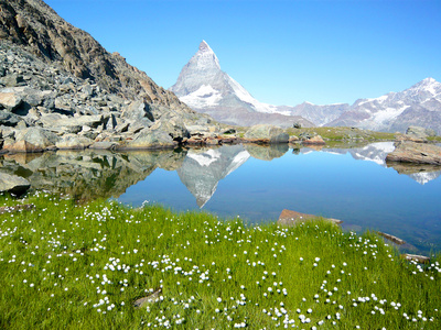 スイスのマッターホルンの山と湖と草原
